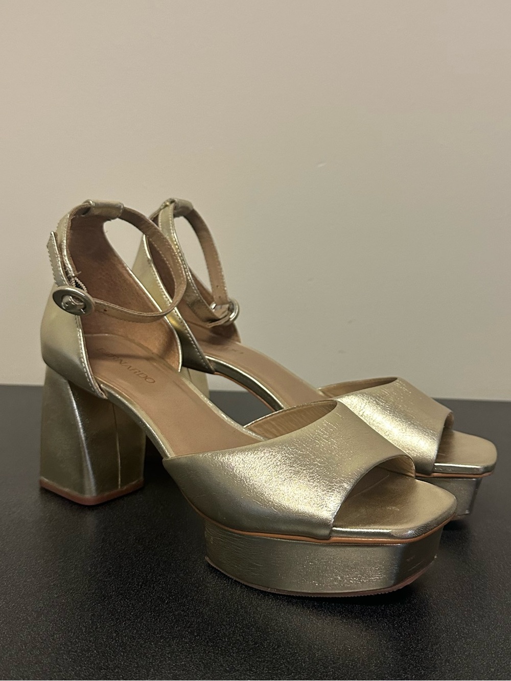 Bernardo Women's Raleigh Metallic Gold Block Heel Platform Sandals Size 8.5 M